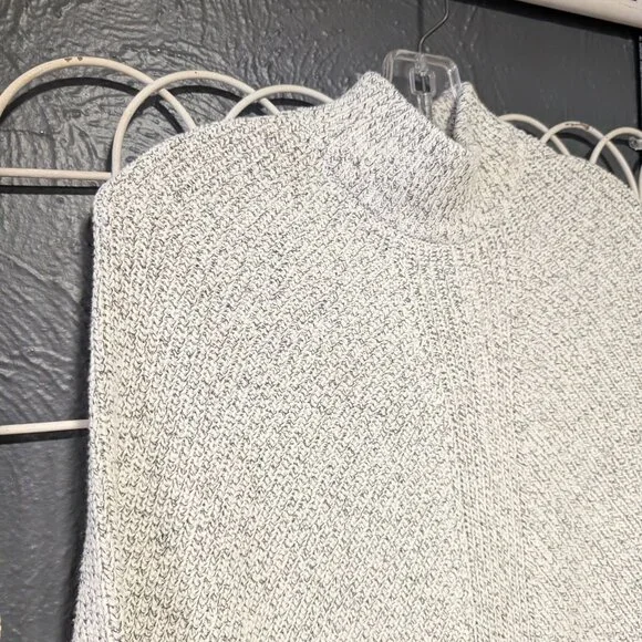 One Size Roots Salt & Pepper Poncho. - Picture 2 of 4